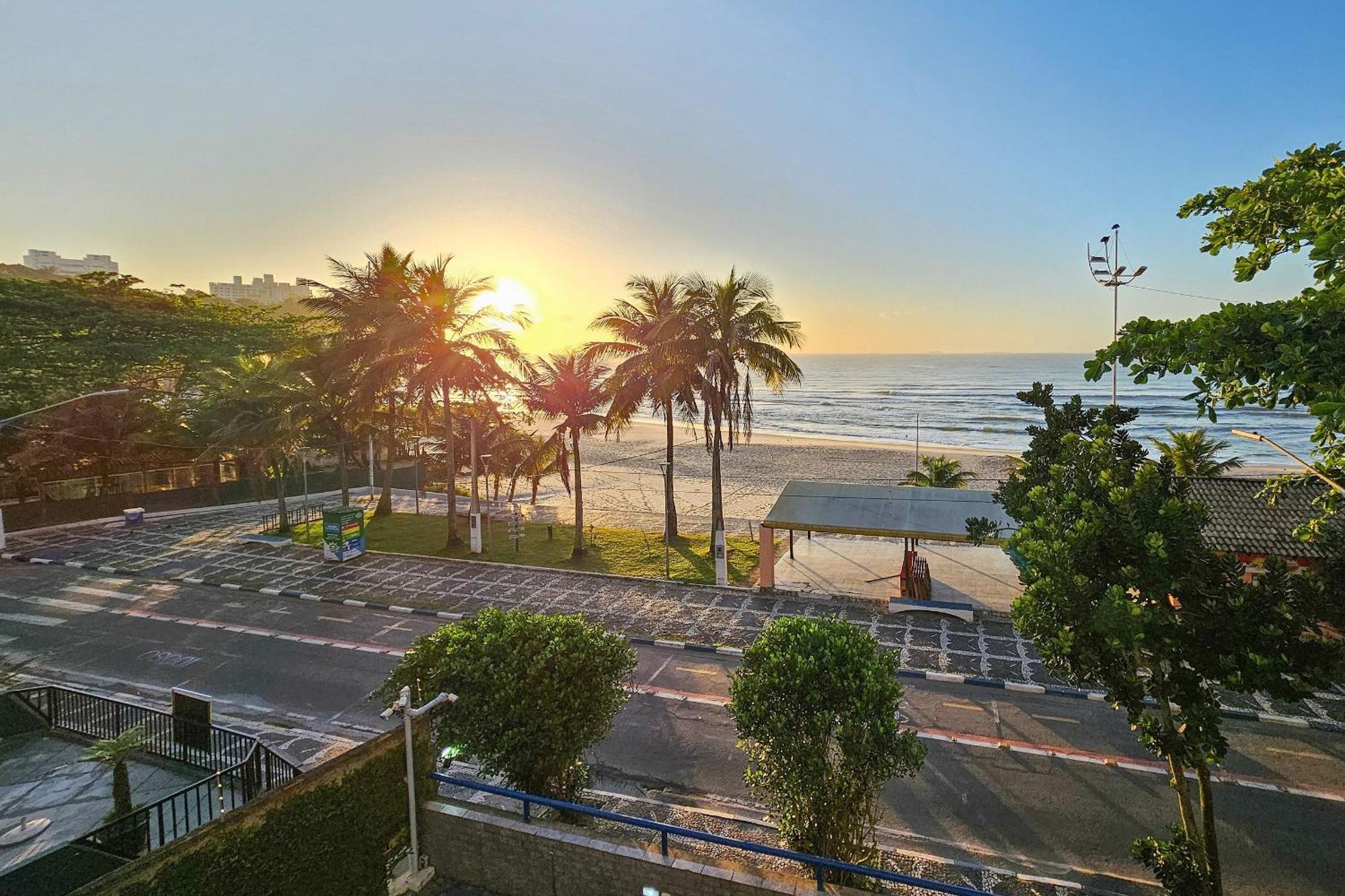 5E - Pé na areia do Guarujá - Praia do Tombo Esterno foto
